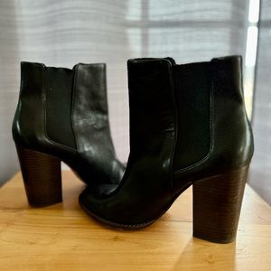 Banana Republic Bootie - Black leather with chunky heel - Size 8.5